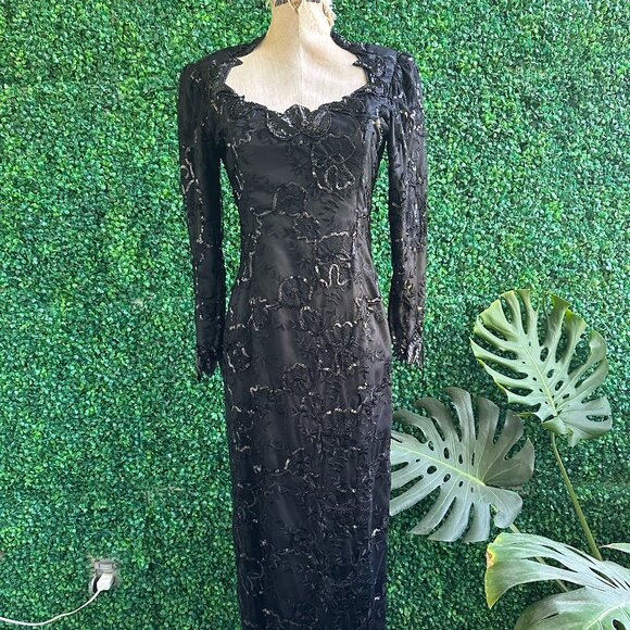 Elegant Black Lace Evening Gown - Picture 1 of 8